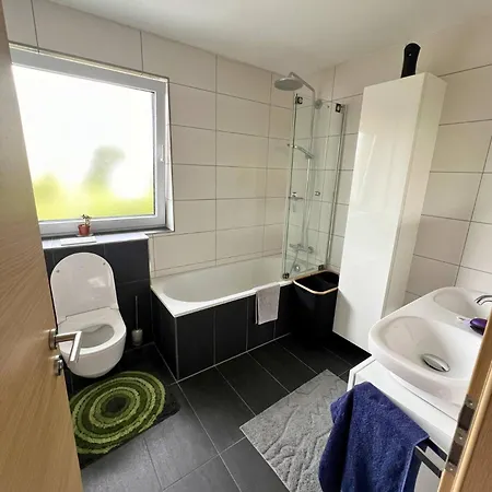 Vakantiehuis Modernes Reihenhaus Mit Terrasse Drei Schlafzimmer Fuer Sechs Personen