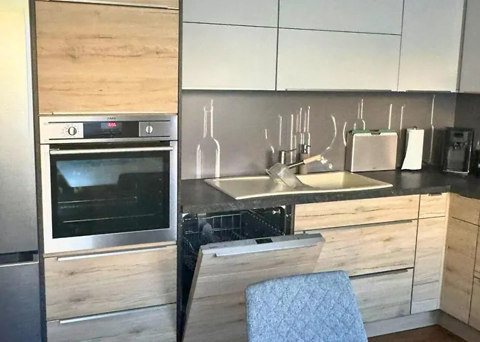 Vakantiehuis Modernes Reihenhaus Mit Terrasse Drei Schlafzimmer Fuer Sechs Personen