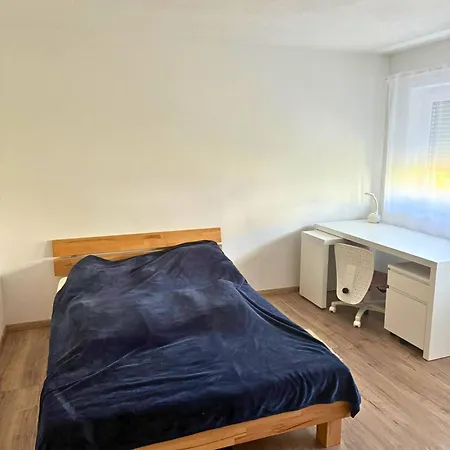 Modernes Reihenhaus Mit Terrasse Drei Schlafzimmer Fuer Sechs Personen 펜션