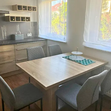 Modernes Reihenhaus Mit Terrasse Drei Schlafzimmer Fuer Sechs Personen 펜션 *