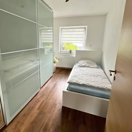 Modernes Reihenhaus Mit Terrasse Drei Schlafzimmer Fuer Sechs Personen Сasa de vacaciones